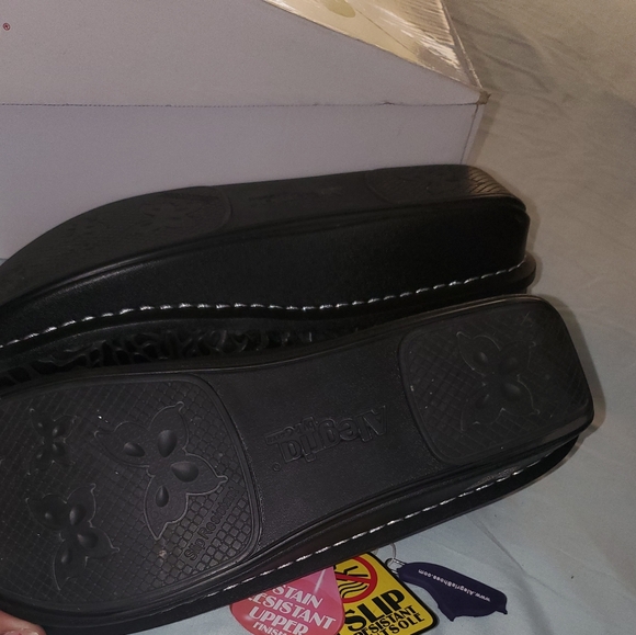 Shoes - Picture 5 of 6